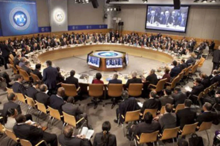 Membros do Comitê Monetário e Financeiro se reúnem na sede do FMI, em Washington (.)