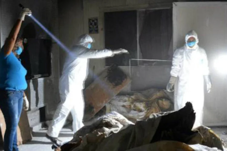Membros do serviço médico legal trabalham em crematório privado, onde foram encontrados dezenas de corpos no México (AFP)