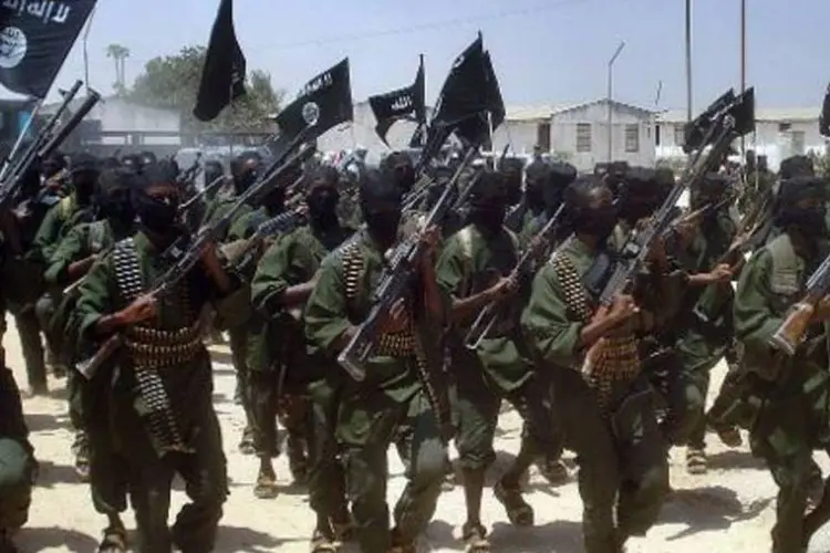 Integrantes do Shebab marcham na Somália: líder das milícias foi morto em um ataque dos Estados Unidos (Mustafa Abdi/AFP)