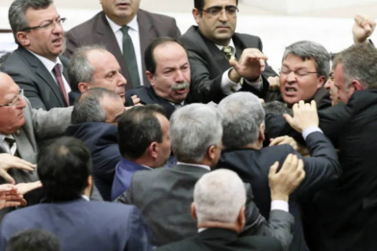 Membros do parlamento brigam na Turquia: esta não é a primeira vez que parlamentares turcos trocam socos e bofetadas por causa da reforma judiciária (Stringer/Reuters)