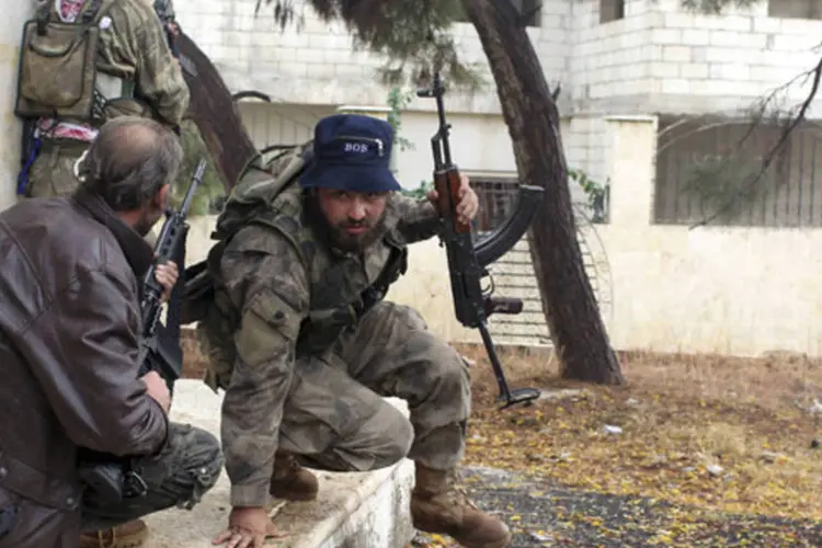 Membros do Exército Livre Sírio em conflito: ativistas e grupos da oposição da Síria tinham denunciado previamente que a trégua temporária começou a fracassar (REUTERS)