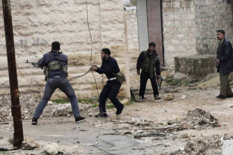 Membros do Exército Livre Sírio trocam tiros com forças do Exército de Assad: a Rússia admitiu pela primeira vez que os rebeldes sírios poderiam desbancar o regime (REUTERS)