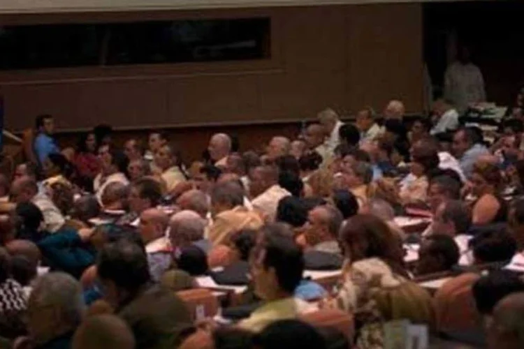 Membros do Partido Comunista assistem ao discurso de Raúl Castro, na sessão de abertura do congresso (AFP)