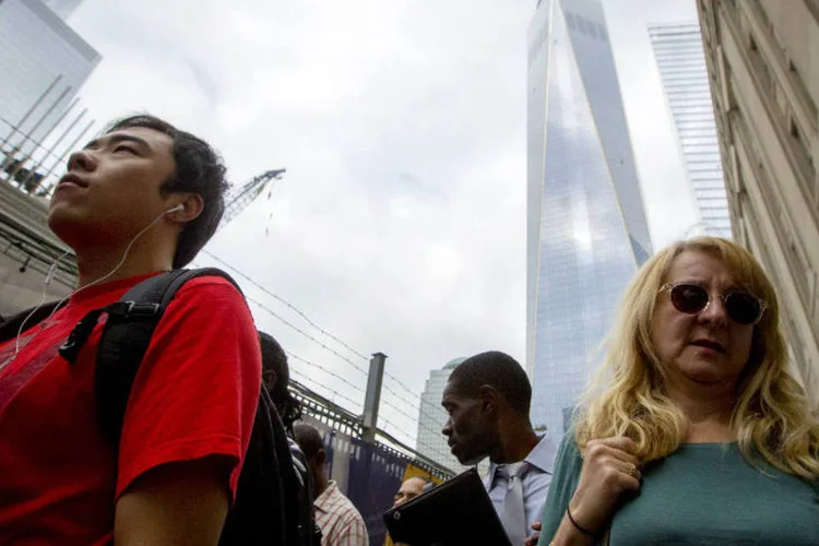 Pessoas no Memorial do 11 de setembro: familiares se reuniam para ler nomes de falecidos (Brendan McDermid/Reuters)