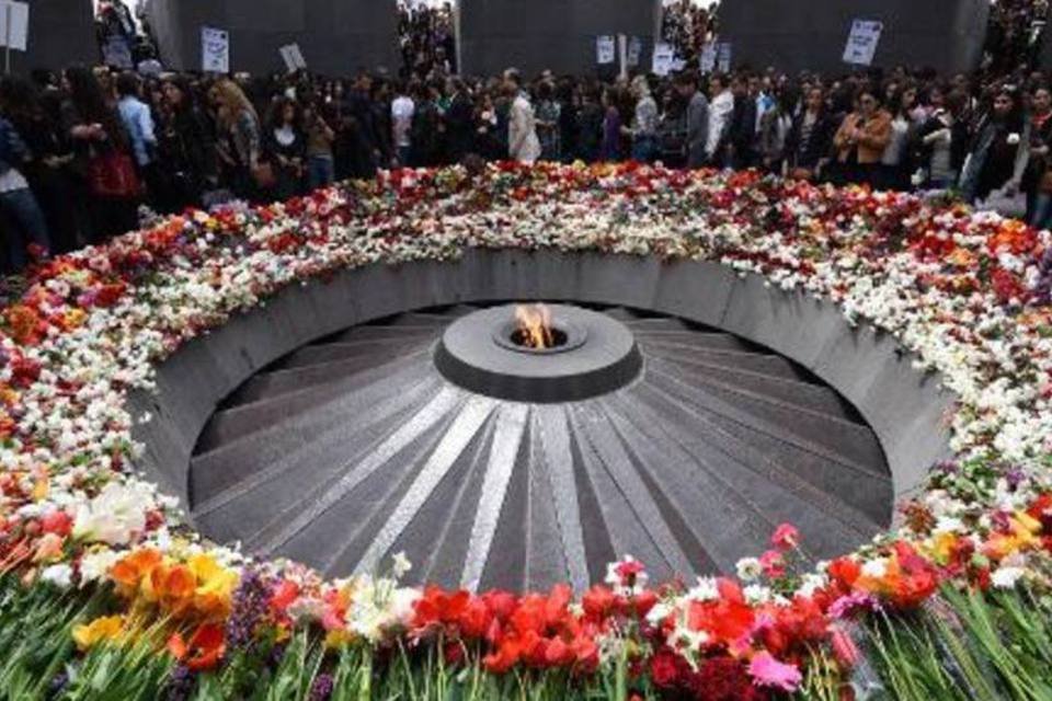 Pessoas depositam flores no Memorial do Genocídio Armênio Tsitsernakaberd em Yerevan (Karen Minasyan/AFP/AFP)