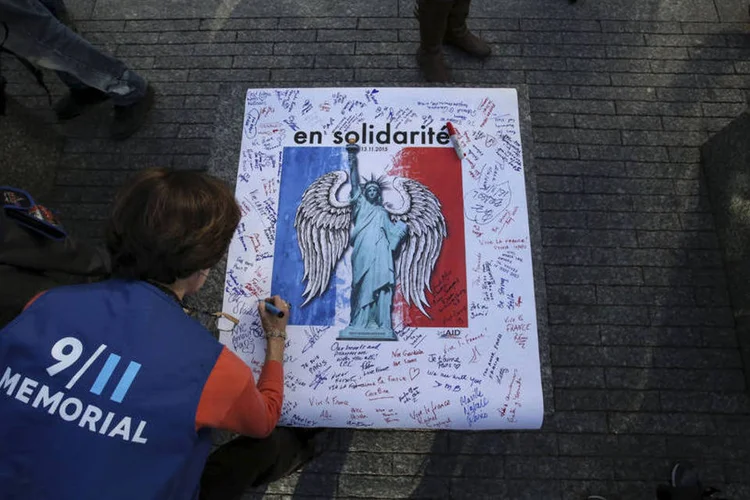 
	V&iacute;timas do terrorismo: o tributo foi dedicado aos 129 mortos nos ataques de Paris, &agrave;s centenas de feridos e aos servi&ccedil;os de emerg&ecirc;ncia
 (Andrew Kelly / Reuters)