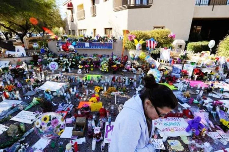 Memorial a Gabrielle Giffords, congressista democrata que sofreu um atentado (Kevork Djansezian/Getty Images)