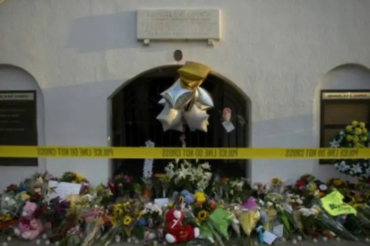 Memorial em homenagem às vítimas do massacre da igreja Emanuel, em Charleston, nos EUA (BRENDAN SMIALOWSKI/AFP)