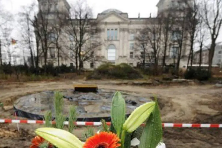 Coroa de flores é depositada no início das obras do monumento: atualmente vivem na Alemanha cerca de 70 mil ciganos (©AFP/Ddp/Archivo / Axel Schmidt)