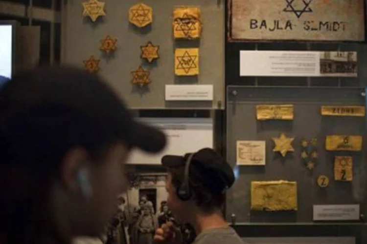 
	Turistas visitam o museu do Holocausto em Jerusal&eacute;m: Mohammed Helmy, um m&eacute;dico eg&iacute;pcio que viveu em Berlim durante a Segunda Guerra, salvou a vida de uma fam&iacute;lia judia
 (©AFP/Arquivo / Menahem Kahana)