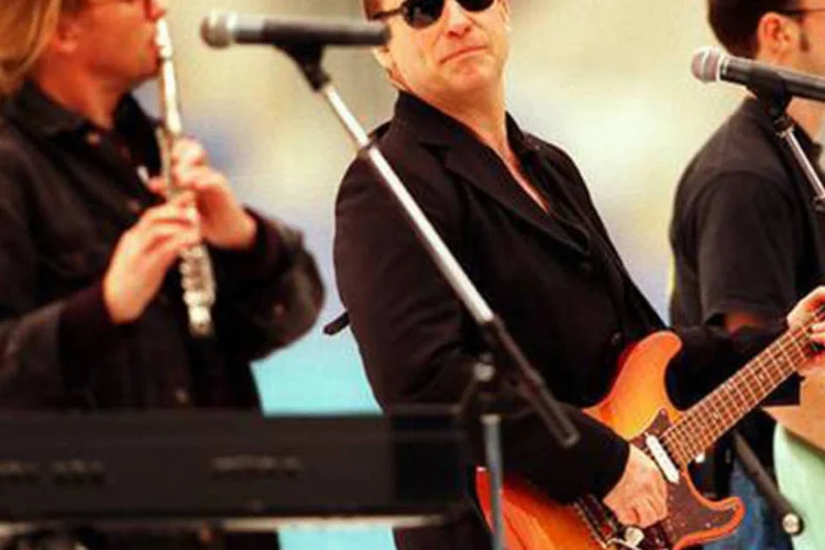 Men At Work em turnê de 1998: Greg Ham (e), que tinha 58 anos, se juntou à banda em 1979, em substituição a Greg Sneddon, e tocava flauta, saxofone e teclado (Divulgação/Myspace)