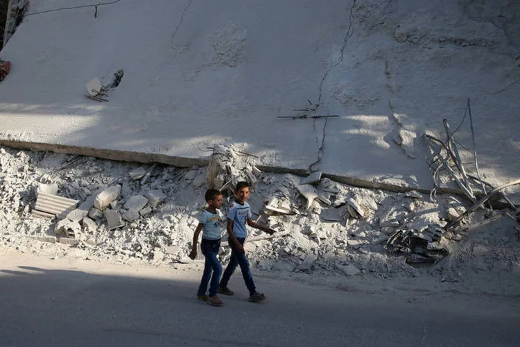 
	Damasco: na cidade, &eacute; comum ca&iacute;rem foguetes disparados por grupos armados da periferia
 (Bassam Khabieh/Reuters)