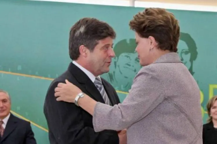 Dilma cumprimenta o novo ministro: "Mendes Ribeiro é um grande brasileiro" (Roberto Stuckert Filho/Presidência da República)