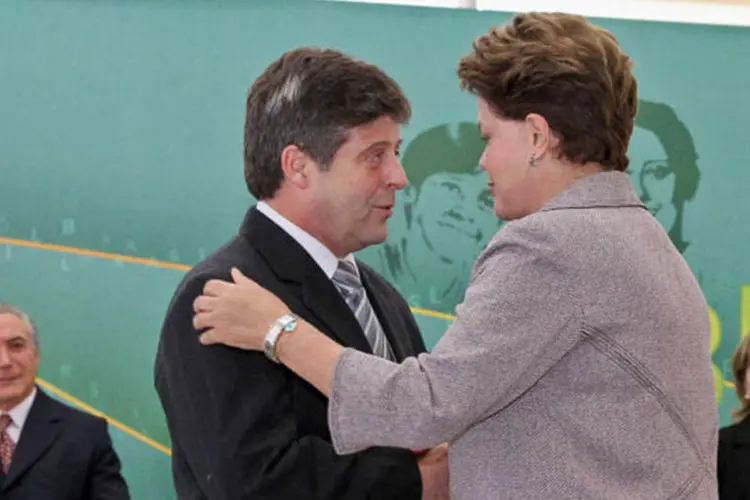 Presidente Dilma Rousseff cumprimenta o novo ministro da Agricultura, Mendes Ribeiro, durante cerimônia de posse (Roberto Stuckert Filho/PR)