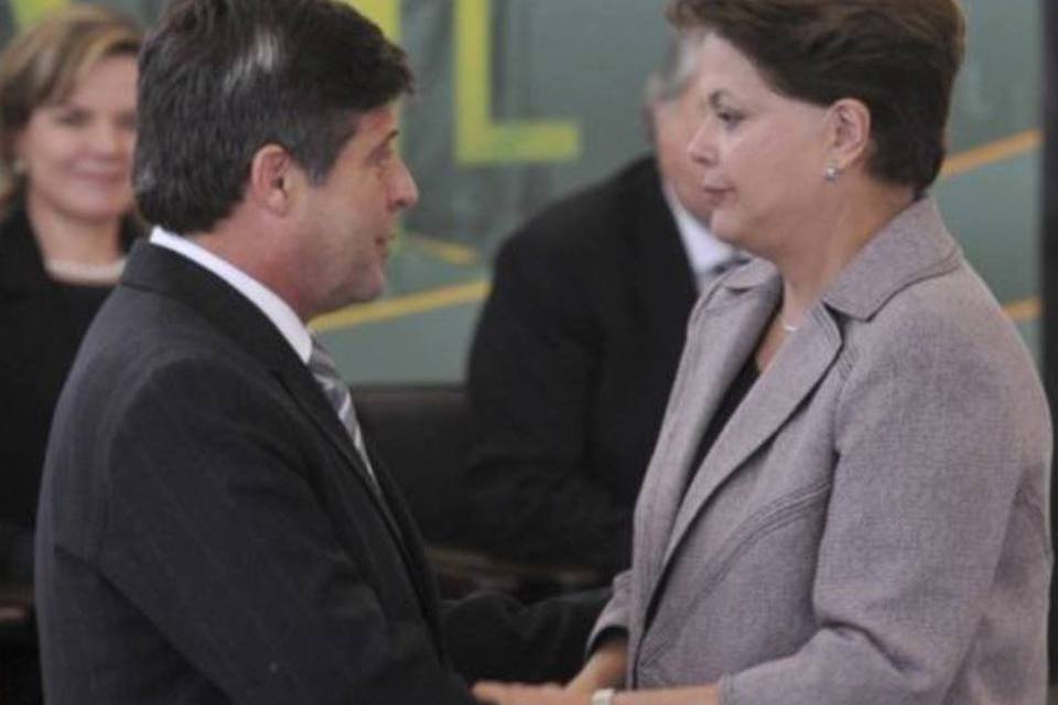 Dilma recebe novo ministro e elogia herança de Rossi