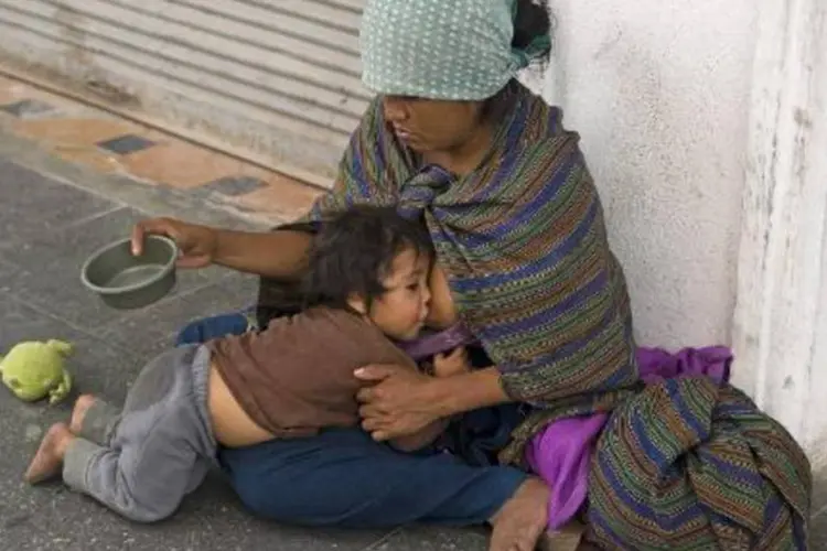 Mulher pede esmola na capital da Guatemala: países da América Latina e Caribe tiveram maior redução da fome (Johan Ordonez/AFP)
