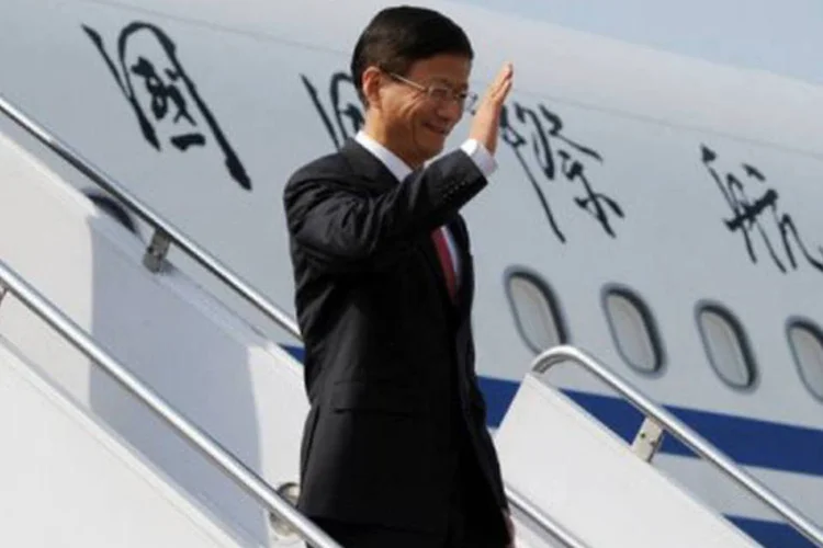 
	Meng Jianzhu acena ao desembarcar em Rawalpindi, no Paquist&atilde;o: a nomea&ccedil;&atilde;o ocorreu ap&oacute;s o congresso do PCC
 (Aamir Qureshi/AFP)