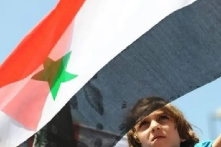 Menina exibe uma bandeira síria durante um protesto em Istambul (AFP/Bulent Kilic)