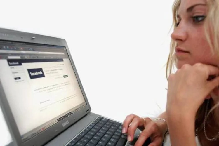 Pais dizem que filhos são responsáveis na internet, mas 68% dos adolescentes admitiram já ter aceitado convite de amizade de estranhos (Chris Jackson/Getty Images)