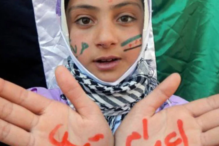 Menina mostra frase "executem o presidente" em protesto contra Bashar al-Assad em Kfar Nubul
 (AFP)