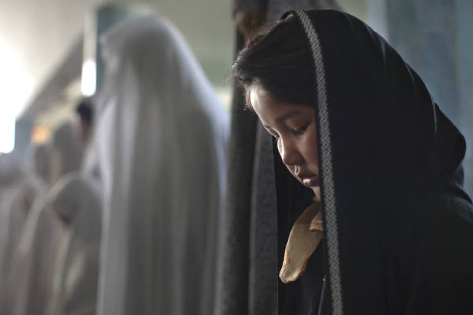 Pelo menos 220 meninas são envenenadas em colégio afegão