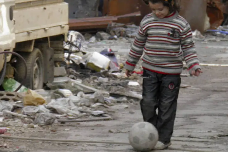 
	Menina brinca com bola em rua de Homs, na S&iacute;ria:&nbsp;oposi&ccedil;&atilde;o disse que a oposi&ccedil;&atilde;o tem provas de que for&ccedil;as governamentais atacaram comboio humanit&aacute;rio
 (Thaer Al Khalidiya/Reuters)