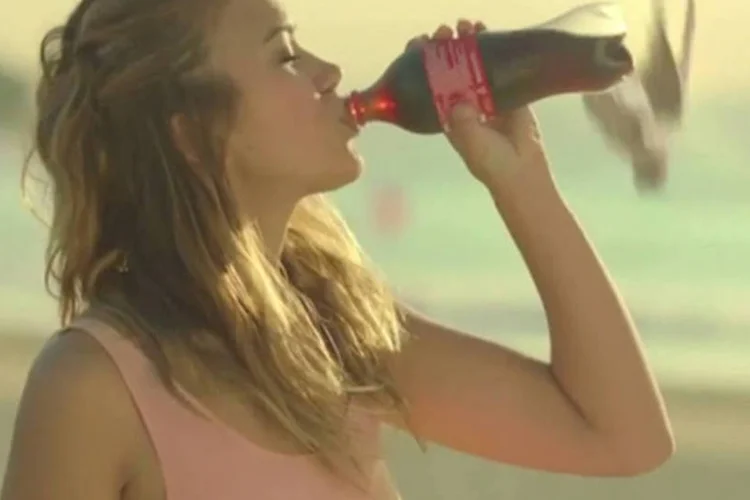 Menina em comercial do Greenpeace contra Coca-Cola (Reprodução/Youtube)