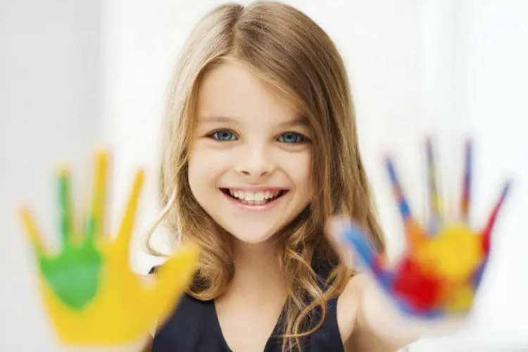 
	Menina com m&atilde;os coloridas: &quot;Criamos comportamentos sociais ao estereotipar o tipo de brinquedo com os quais os meninos e as meninas brincam quando pequenos&quot;
 (dolgachov/Thinkstock)