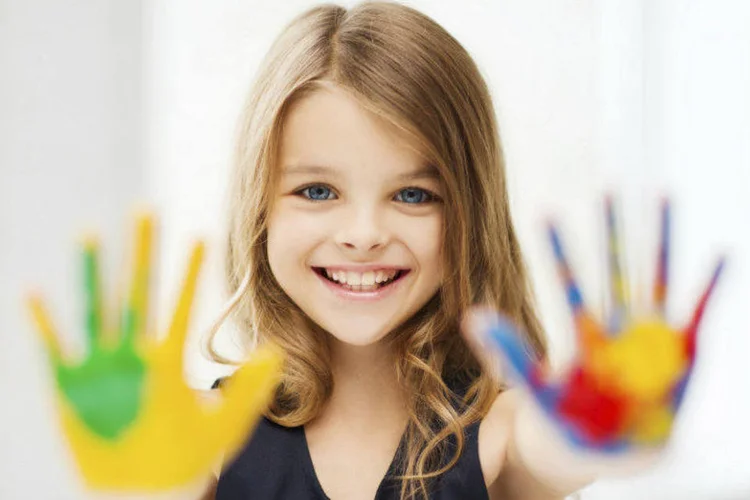 
	Menina com m&atilde;os coloridas: &quot;Criamos comportamentos sociais ao estereotipar o tipo de brinquedo com os quais os meninos e as meninas brincam quando pequenos&quot;
 (dolgachov/Thinkstock)