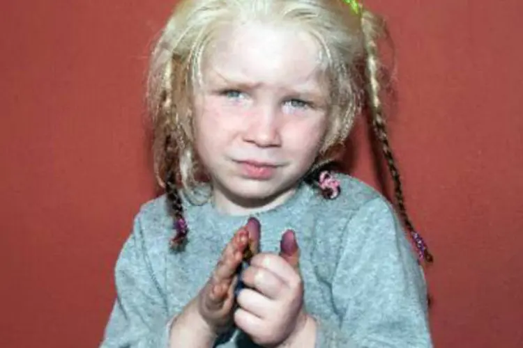 Menina não identificada encontrada em um acampamento de Roms (AFP)