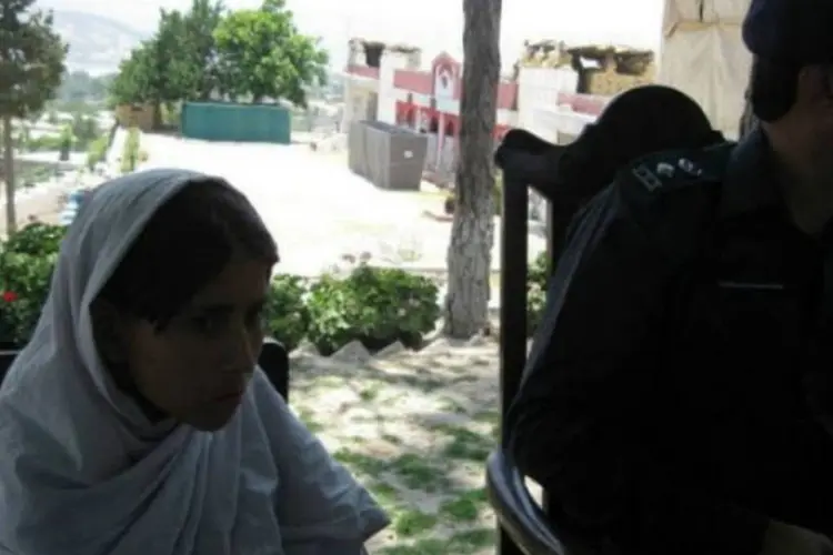 "Eles me disseram para apertar o botão quando estivesse perto dos policiais", declarou a menina a respeito de seus sequestradores (AFP  Banaras Khan)