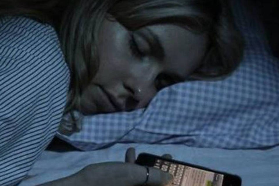 33% dos paulistas usam smartphone logo ao acordar, diz Ibope
