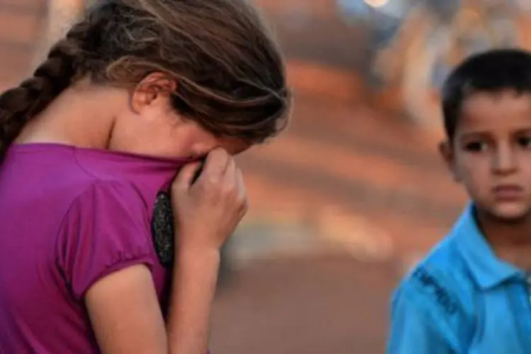 Menina síria chora após ter sua entrada na Turquia recusada: o CNS ainda diz que se medidas não forem tomadas contra o regime, isso será visto como abandono (©AFP/File / Aris Messinis)