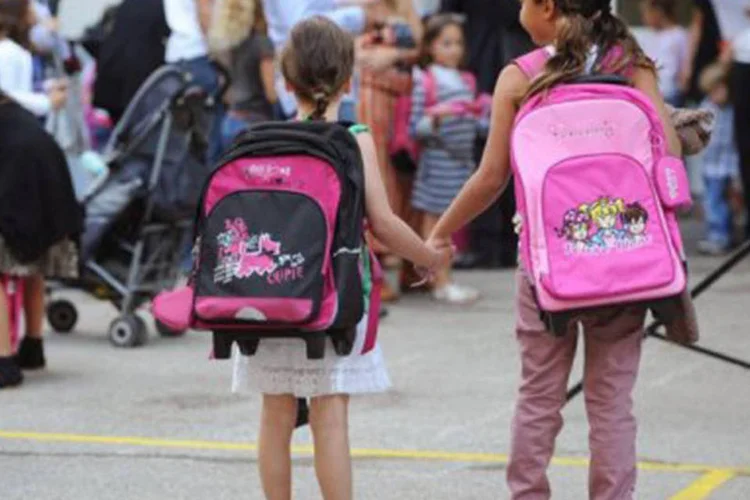 
	Menina v&atilde;o &agrave; escola: a ONG considera que a longo prazo &quot;uma educa&ccedil;&atilde;o de ensino m&eacute;dio protege as meninas contra o HIV, o ass&eacute;dio sexual e tr&aacute;fico de seres humanos&quot;
 (Anne-Christine Poujoulat/AFP)