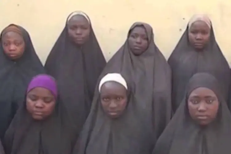 Meninas sequestradas pelo Boko Haram: vídeo obtido pela rede CNN mostra as jovens vivas e teria sido gravado em dezembro de 2015 (Reprodução/Twitter)