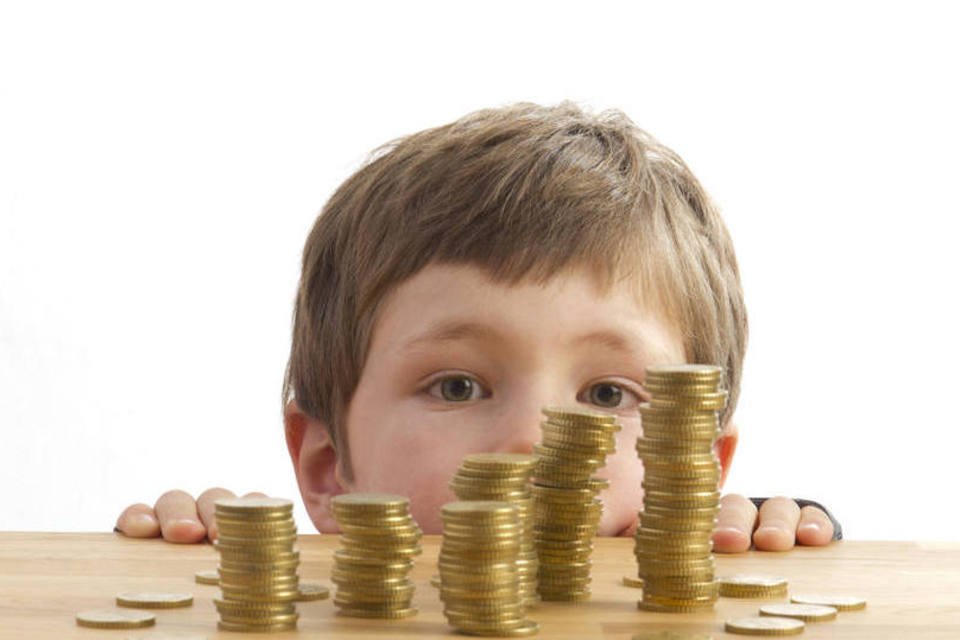De olho no dinheiro: educação financeira desde cedo gera adultos mais conscientes (ThinkStock/katyspichal)