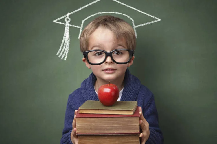 
	Menino com &oacute;culos carregando livros: &quot;ainda tinha oito anos de idade&quot;
 (ThinkStock)