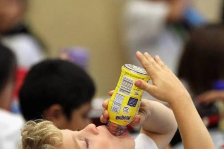 
	Menino tomando Nesquik: clientes foram orientados a n&atilde;o consumir o achocolatado e a procurar os estabelecimentos em que compraram o achocolatado
 (Getty Images)