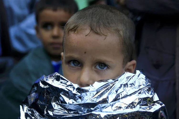 
	Menino s&iacute;rio na ilha de Lesbos com cobertor t&eacute;rmico: tr&ecirc;s ref&uacute;gios que foram instalados na ilha de Lesbos j&aacute; chegaram ao m&aacute;ximo de sua capacidade
 (Reuters / Alkis Konstantinidis)