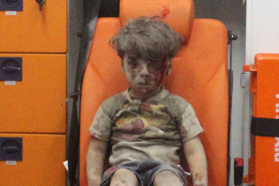 Omran Daqneesh: o pai do garoto disse à repórter que seu filho está com boa saúde (Mahmoud Rslan/Reuters)