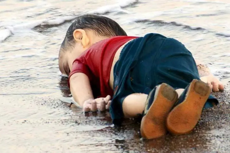 
	Menino s&iacute;rio encontrado morto na praia: fotografia do corpo de Aylan Kurdi foi publicada em jornais de todo o mundo
 (REUTERS/Nilufer Demir)