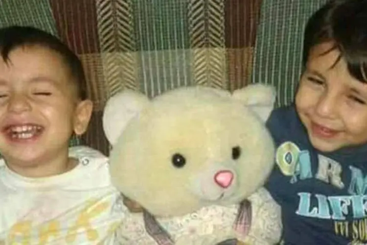 Vítimas de uma crise inglória: Aylan al-Kurdi, de 3 anos, ao lado de seu irmão Galip, de 5 anos.   (Reprodução Twitter)