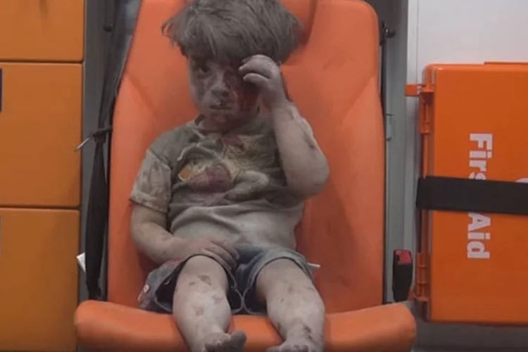 
	Resgate em Aleppo: Omran foi resgatado junto com seus irm&atilde;os ap&oacute;s um ataque a&eacute;reo no bairro de Qaterji, controlado pelos rebeldes
 (Reprodução/Youtube)