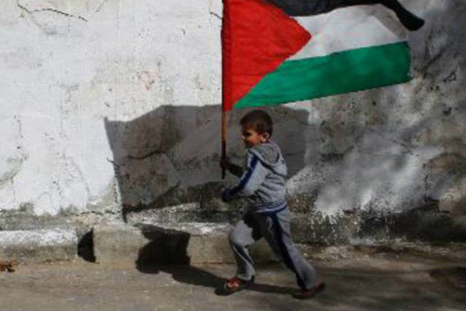 Palestinos elogiam içamento de bandeira do Estado na ONU