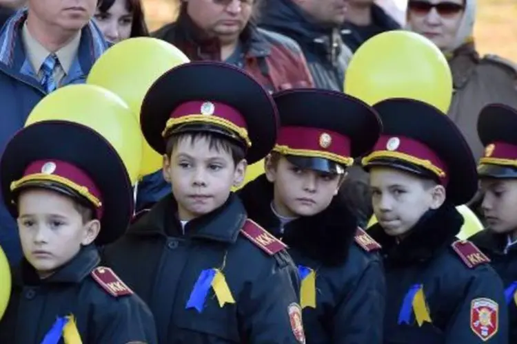 Meninos cadetes do exército ucraniano participam de solenidade em Kiev: Rússia apoiará eleições de rebeldes (Sergei Supinsky/AFP)