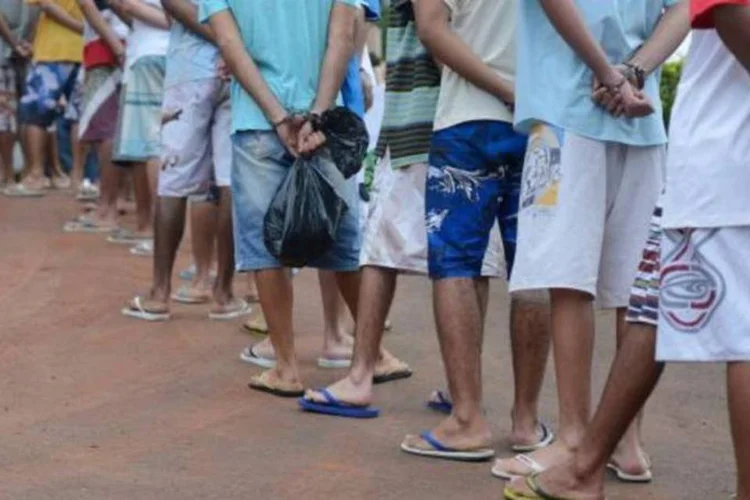 
	Adolescentes em conflito com a lei: eles t&ecirc;m 14 anos e afirmaram que n&atilde;o houve confronto e que n&atilde;o estavam armados
 (Marcelo Camargo/Agência Brasil)