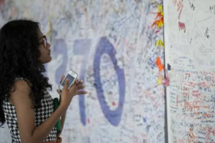 
	Passageira l&ecirc; mensagens de apoio aos desaparecidos do voo MH370: em 2012, o n&uacute;mero de v&iacute;timas fatais foi de 414
 (Mohd Rasfan/AFP)