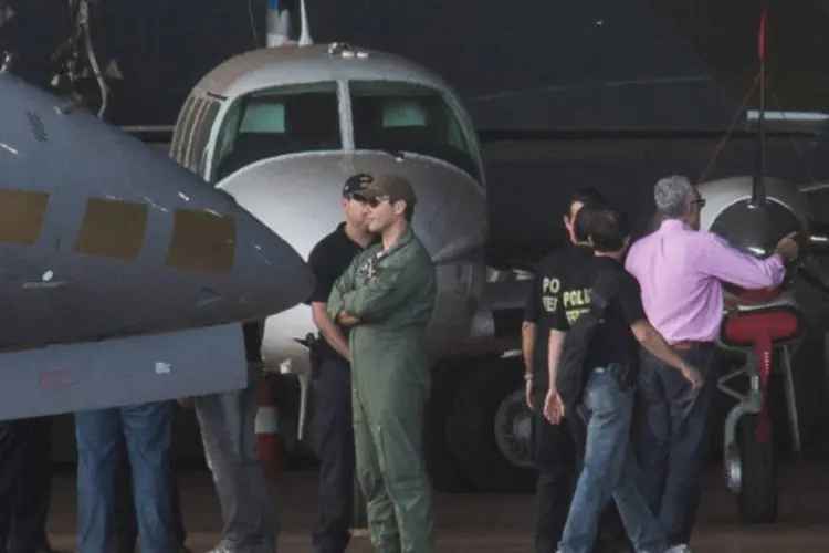 
	O avi&atilde;o da Pol&iacute;cia Federal que levou nove condenados do mensal&atilde;o ao Aeroporto de Bras&iacute;lia na noite de s&aacute;bado, dia 16 de novembro de 2013
 (Marcello Casal Jr/Agência Brasil)