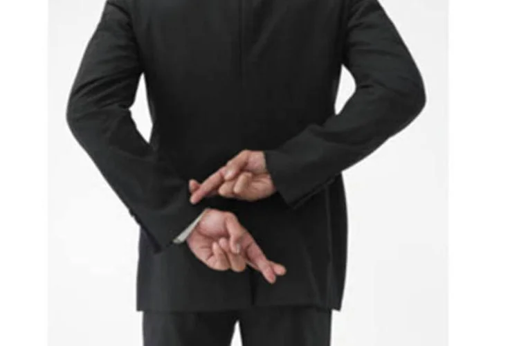 Frases emocionadas e positivas demais podem ser indícios de mentira (Getty Images)