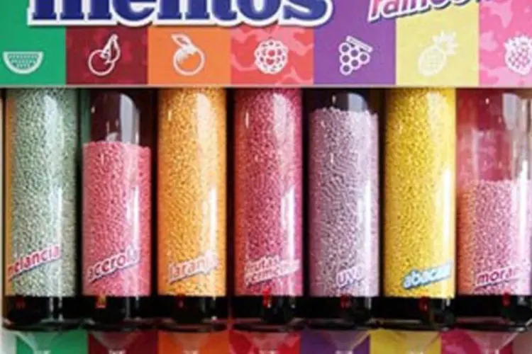Consumidores podem escolher entre os sete sabores de Mentos Rainbow (Divulgação)